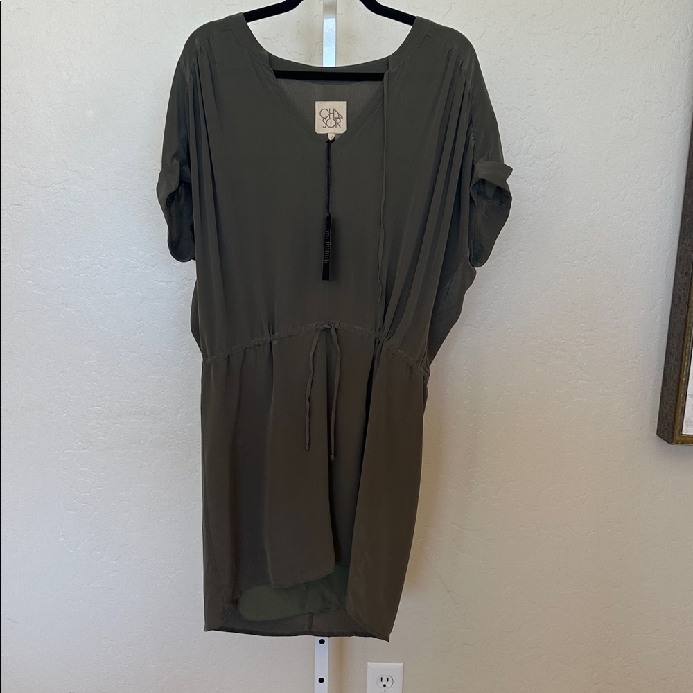 NWT Chaser med Silk double lined dress with tie waste